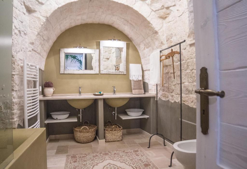 Kúpeľňa v ubytovaní Navolte Trulli e Quiete con Piscina