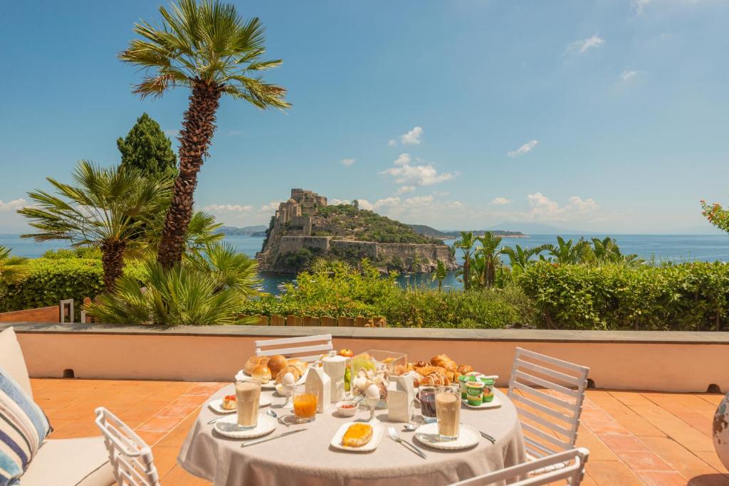 - une table avec de la nourriture et une vue sur l'océan dans l'établissement Villa To Ischia With Love, à Ischia