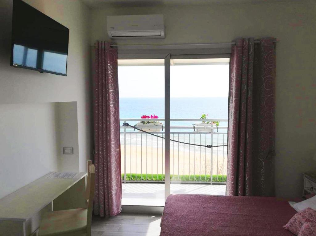 Posteľ alebo postele v izbe v ubytovaní B&B Capo Rizzuto fronte Mare