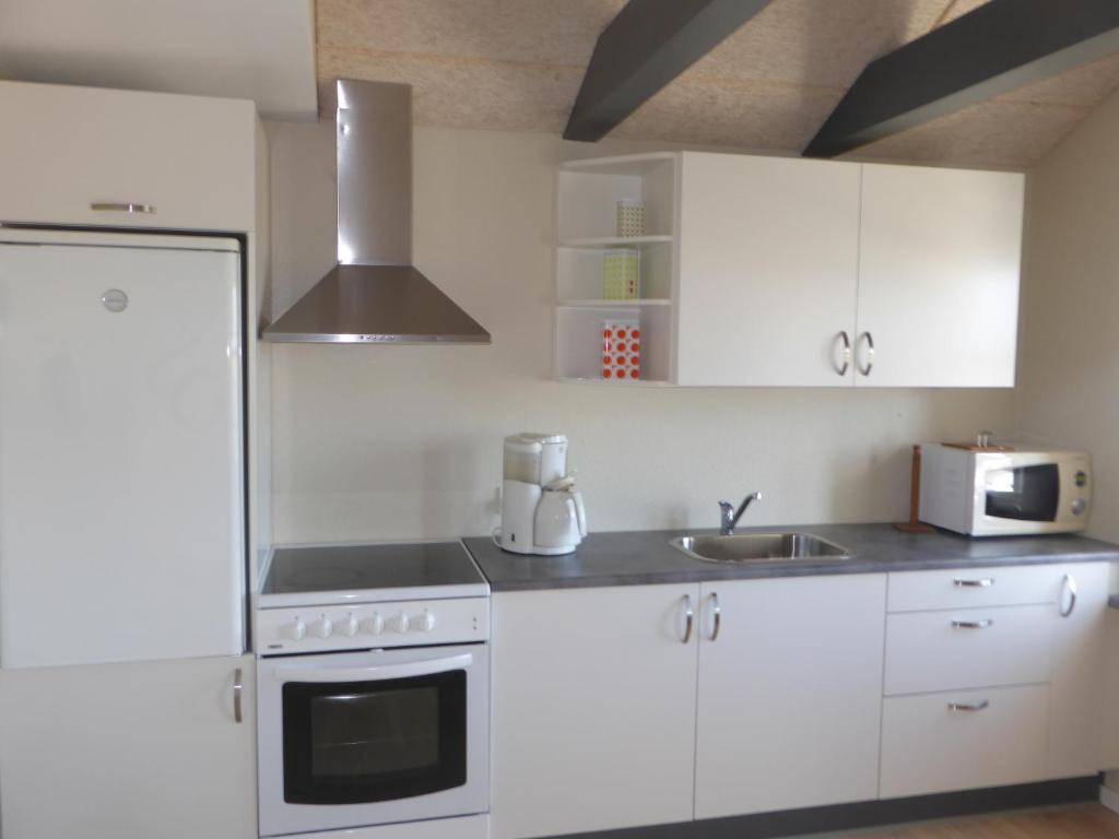 Kuchyň nebo kuchyňský kout v ubytování Harboøre Hotel