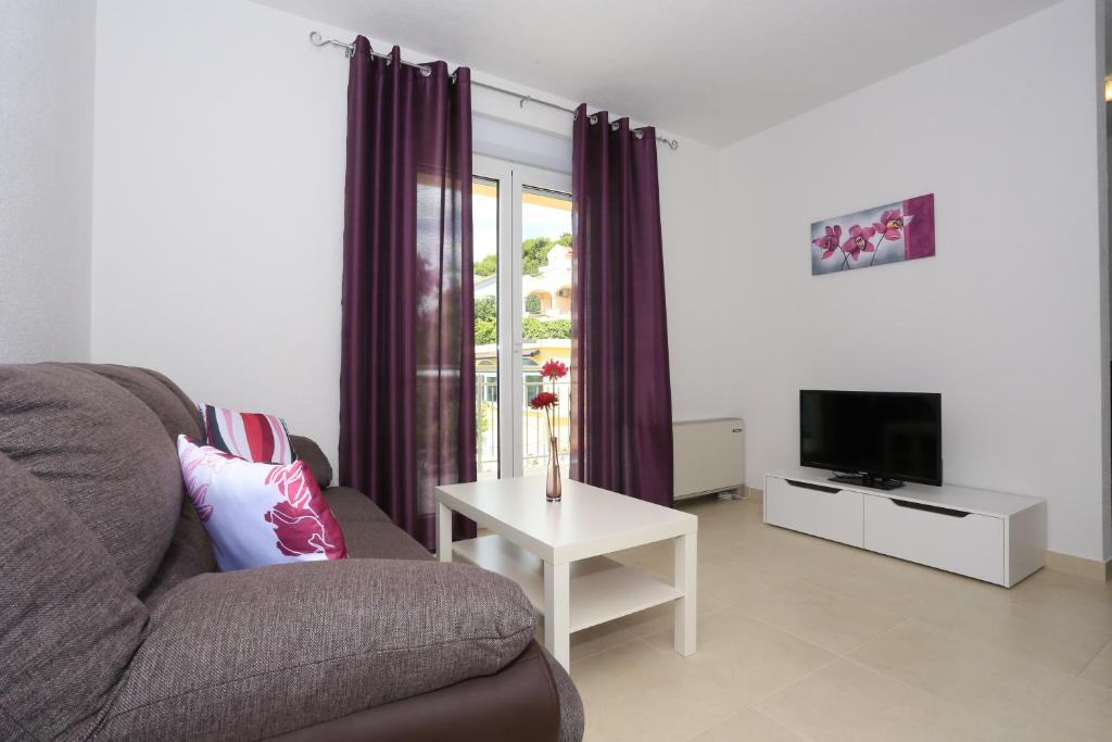 Televízia a/alebo spoločenská miestnosť v ubytovaní Apartments Dado Trogir