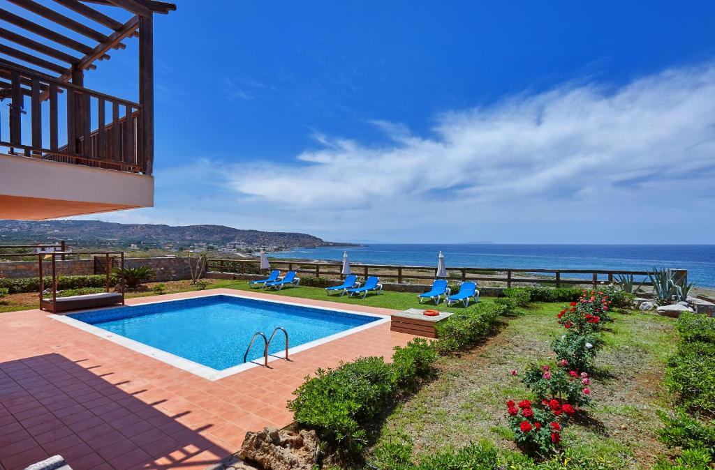 basen z widokiem na ocean w obiekcie Vasia Villas w mieście Milatos