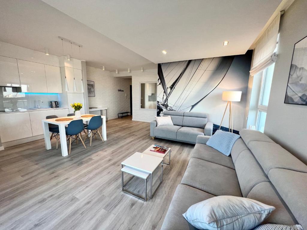 salon z kanapą i stołem w obiekcie Apartamenty "Bastion Wałowa'' Q4Apartments w Gdańsku
