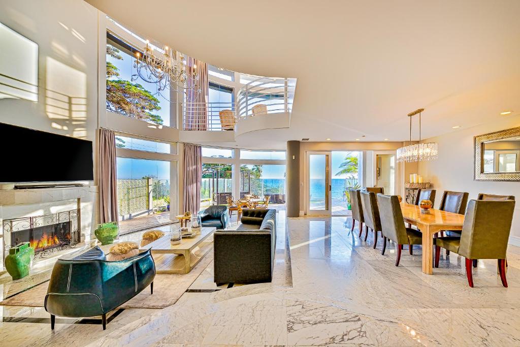 マリブにあるLuxury in Malibuのリビングルーム(暖炉付)、ダイニングルーム