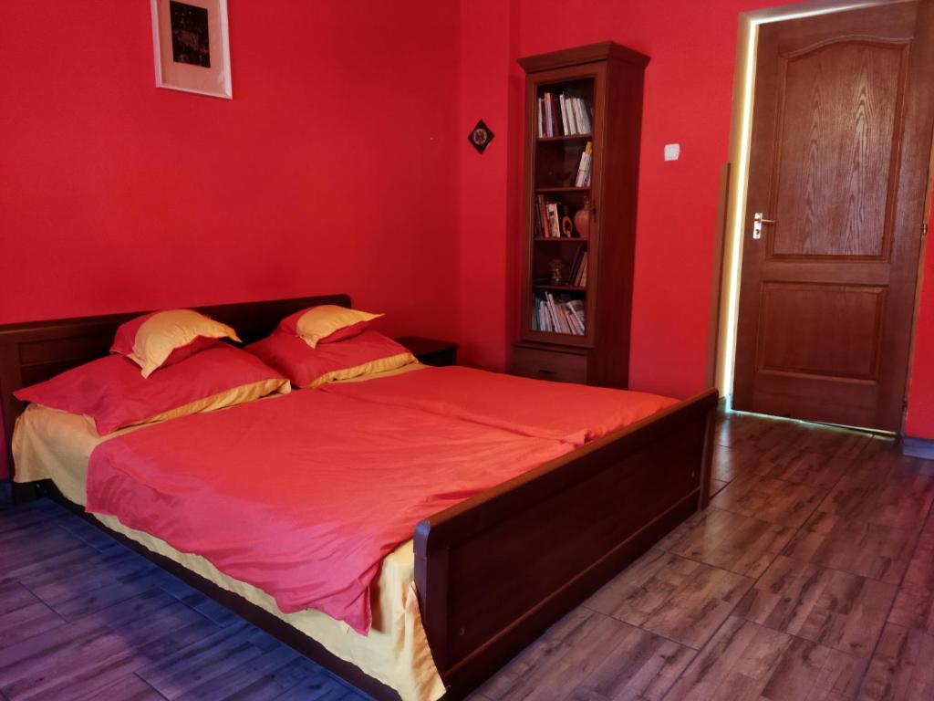Łóżko lub łóżka w pokoju w obiekcie Szakál Vendégház