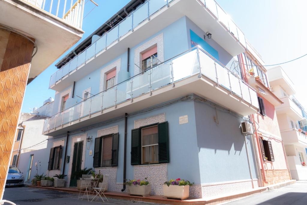 - un bâtiment avec un balcon sur le côté dans l'établissement Stella Maris Marzamemi Apartments, à Marzamemi
