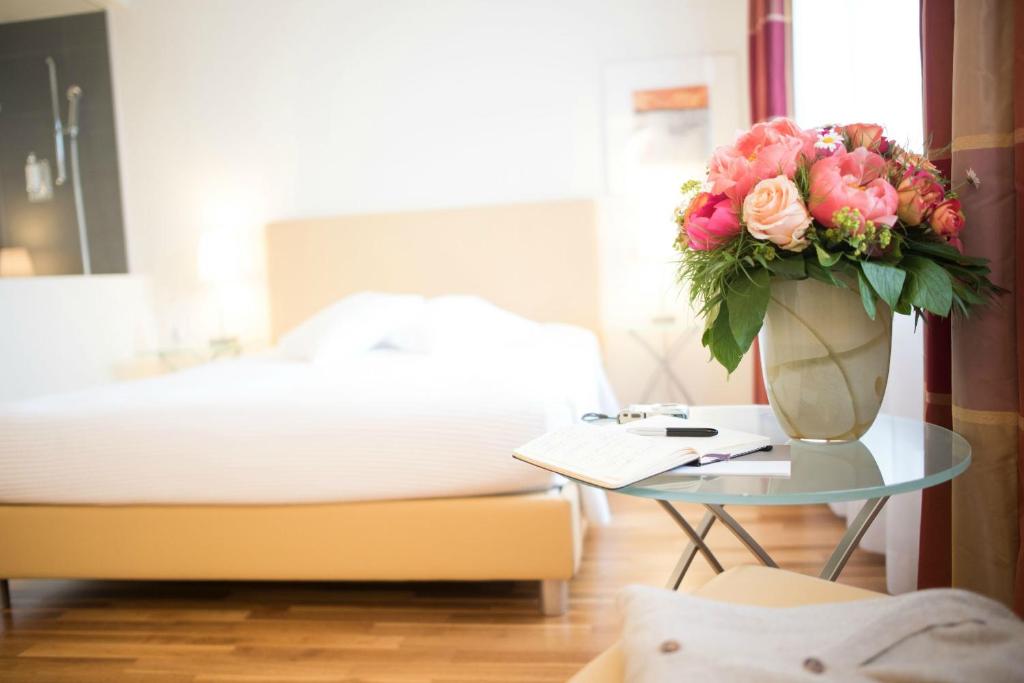 Postel nebo postele na pokoji v ubytování Hotel Glockenhof Zürich