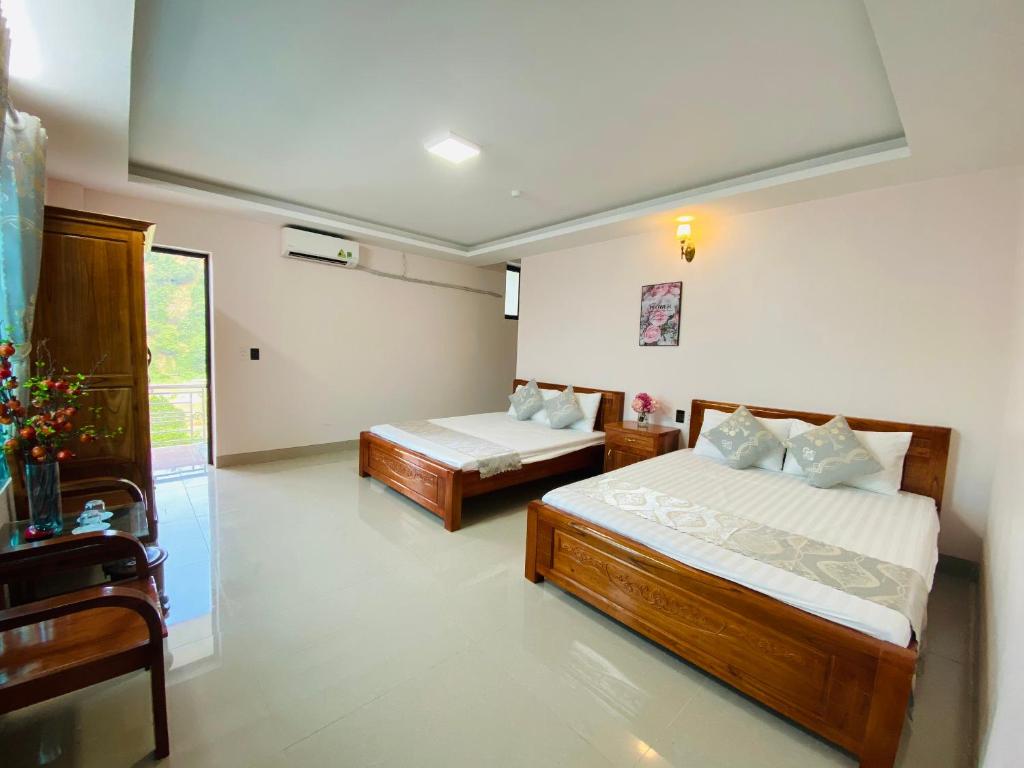 Postel nebo postele na pokoji v ubytování Cầu Mè Hotel, Bus transport and rent motobike