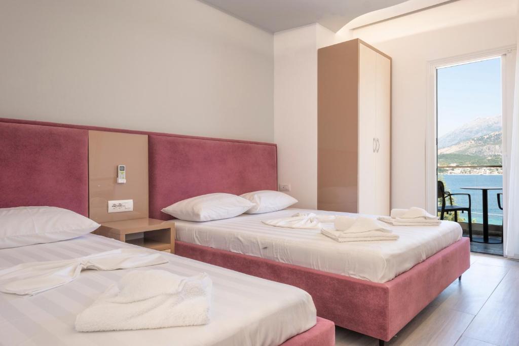 Postel nebo postele na pokoji v ubytování Seaside Hotel