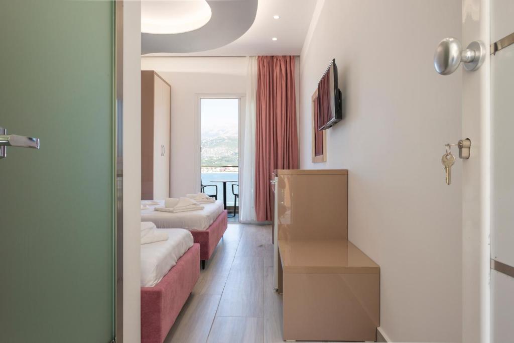 TV a/nebo společenská místnost v ubytování Seaside Hotel