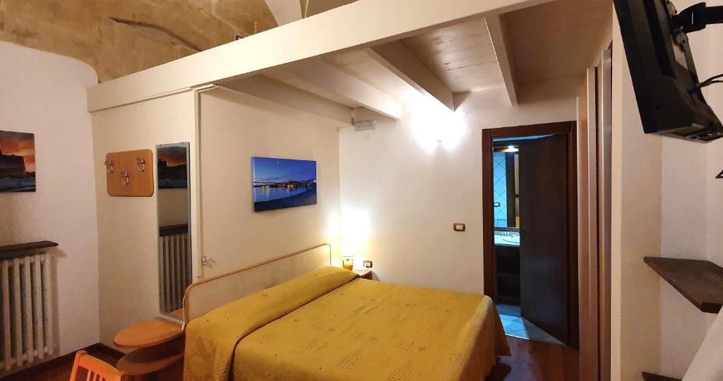 sypialnia z łóżkiem w pokoju w obiekcie B&B Viaprimaldo Camere w mieście Otranto