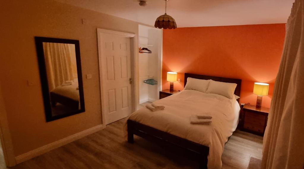 Postel nebo postele na pokoji v ubytování Spacious Curragh 2-bed apartment with own entrance