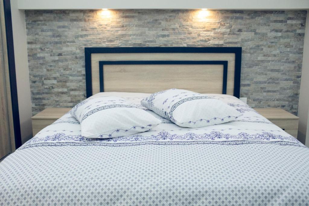 Una cama con dos almohadas encima. en Sare House en Estambul