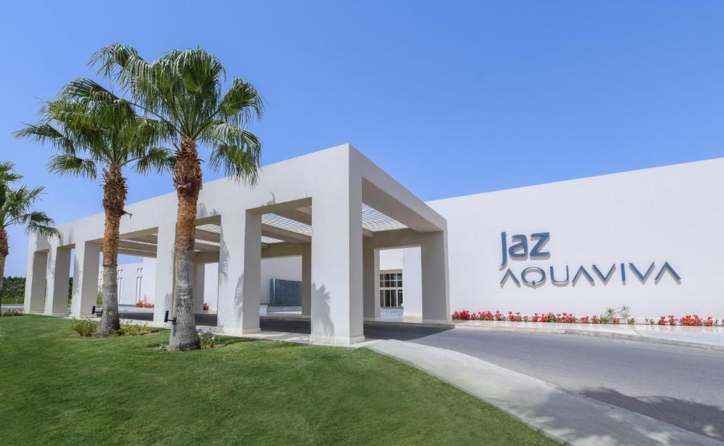 una rappresentazione di un edificio bianco con palme di Jaz Aquaviva a Hurghada