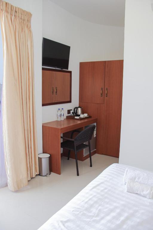 Postel nebo postele na pokoji v ubytování Beach Walk Villa Maldives