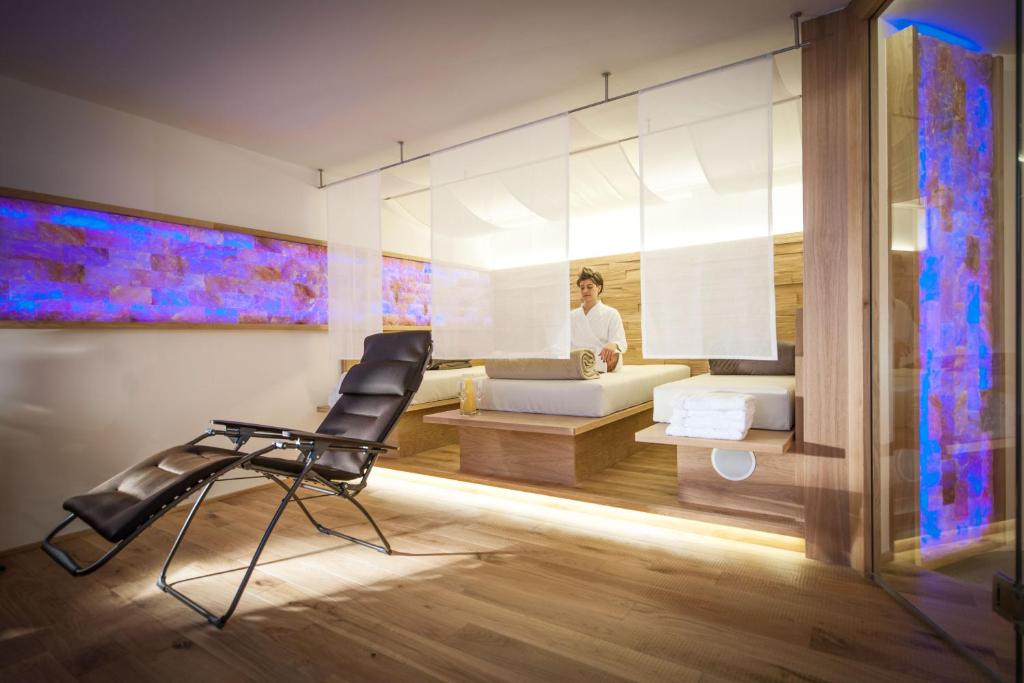 A seating area at Crystls Aparthotel