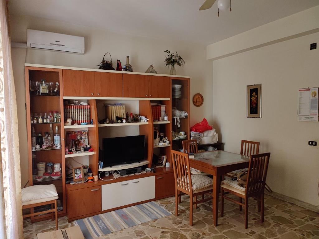 une salle à manger avec une table et une télévision dans l'établissement Appartamento Elisa, à Melito di Porto Salvo