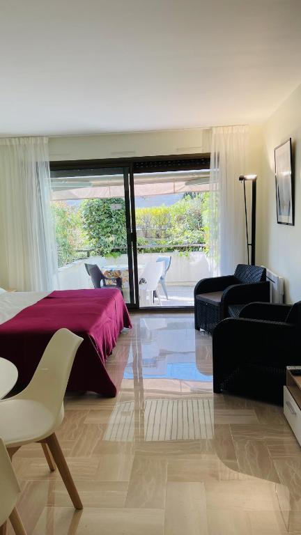 une chambre avec un lit et un salon dans l'établissement Résidence Gray d'Albion Studio ROU503, à Cannes