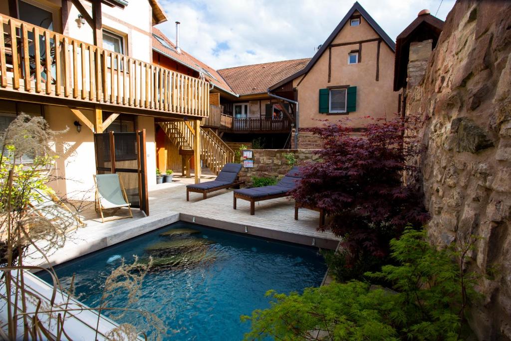 a swimming pool in the middle of a house at Appartements et Séminaires Griotte et Cannelle in Bergbieten