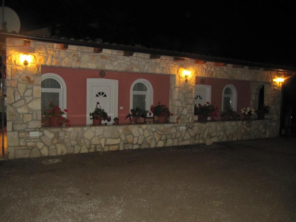 een stenen gebouw met 's nachts verlichting bij APARTMAJI GOSTILNA STAR MALN , Sečovlje 10 in Sečovlje