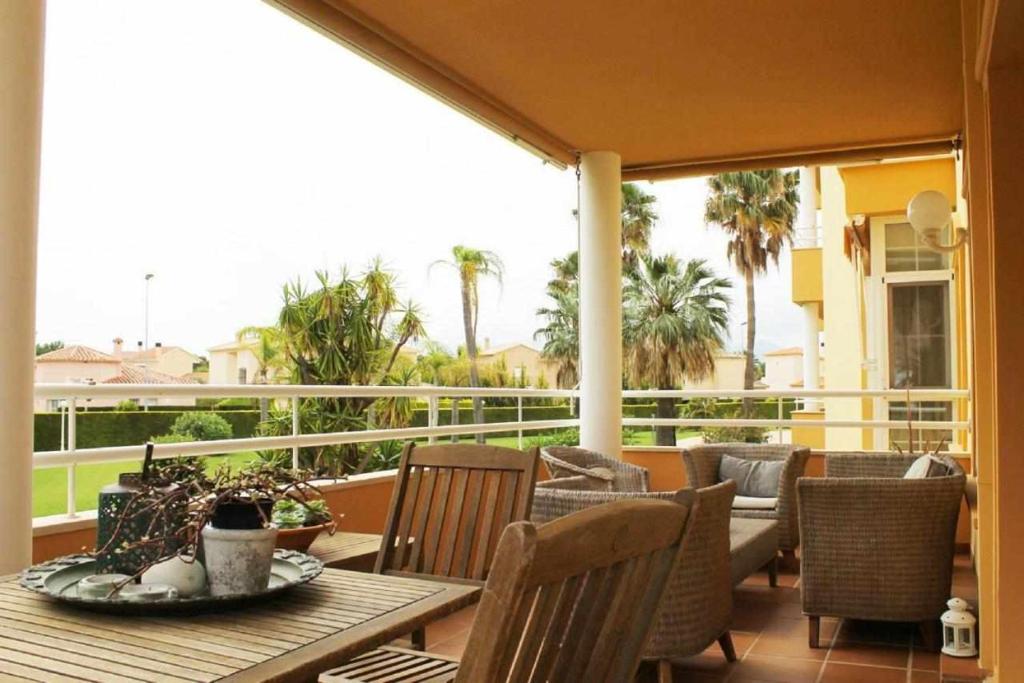 patio con mesa y sillas en el balcón en Apartamento de lujo en la playa, en Oliva