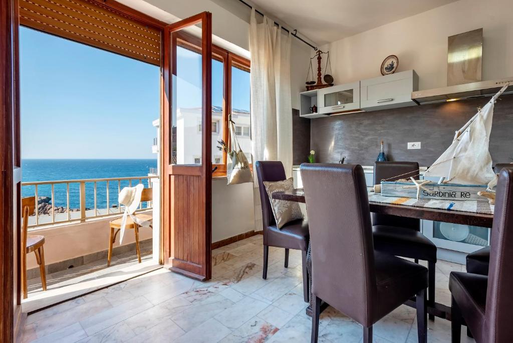 una sala da pranzo con vista sull'oceano di SARDINIA RE - Casa Anglona a Castelsardo