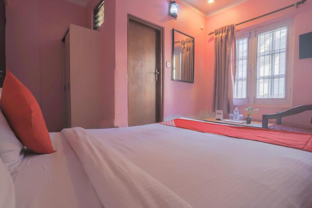 Postel nebo postele na pokoji v ubytování OYO 789 Hotel Shivam Plaza
