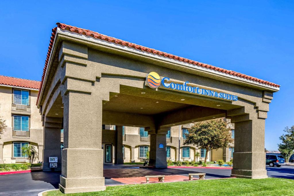 un edificio con una señal para un hospital en Comfort Inn & Suites Lancaster Antelope Valley, en Lancaster