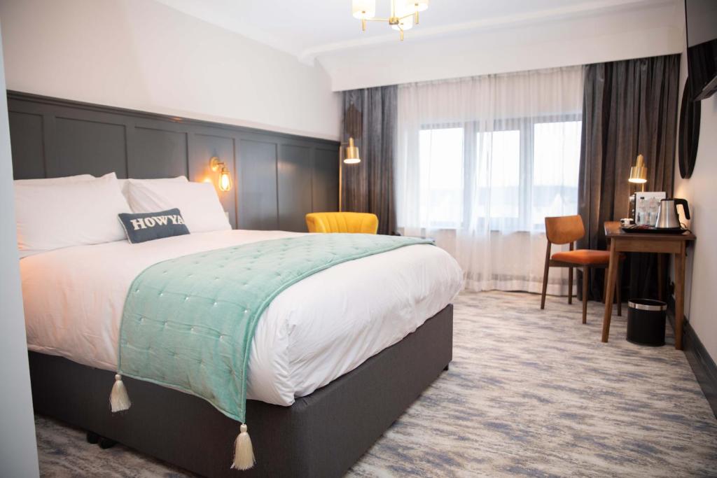 Postel nebo postele na pokoji v ubytování Erris Coast Hotel
