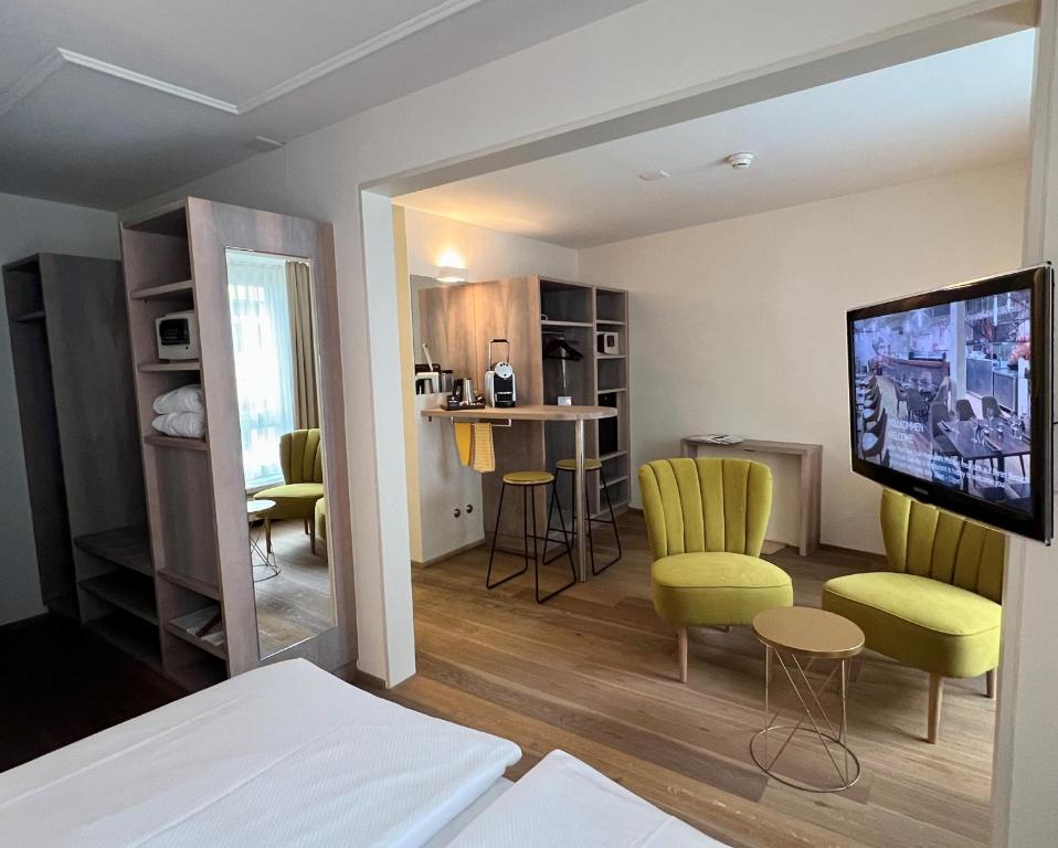 Televiisor ja/või meelelahutuskeskus majutusasutuses PLATZHIRSCH ZÜRICH - Downtown Boutique Hotel & Sushi Lounge