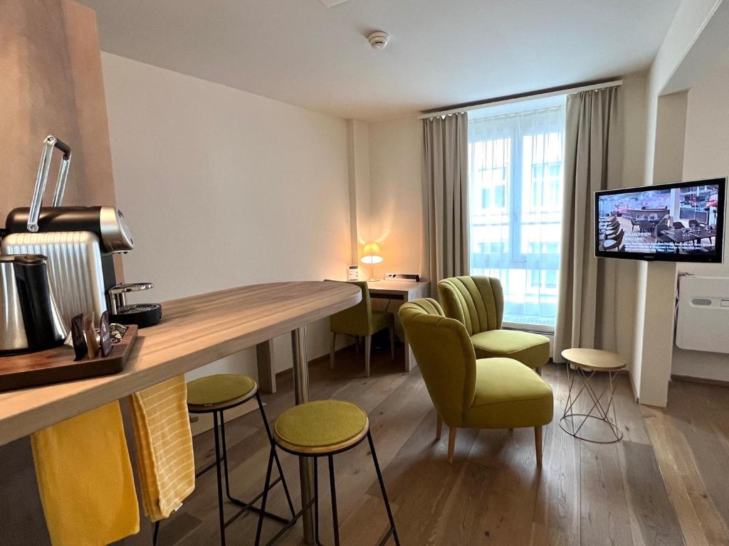 Televiisor ja/või meelelahutuskeskus majutusasutuses PLATZHIRSCH ZÜRICH - Downtown Boutique Hotel & Sushi Lounge