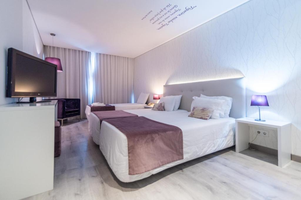 TV a/nebo společenská místnost v ubytování Costa de Prata Hotel