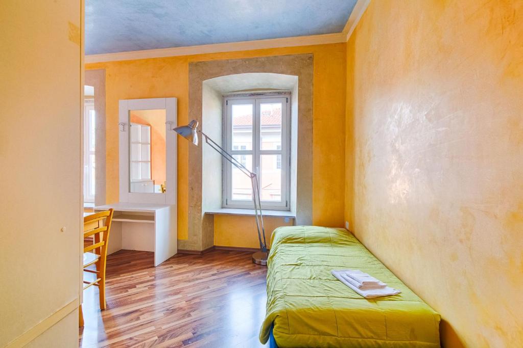 Habitación con cama y lámpara. en Lloyd Residence Triestino, en Trieste