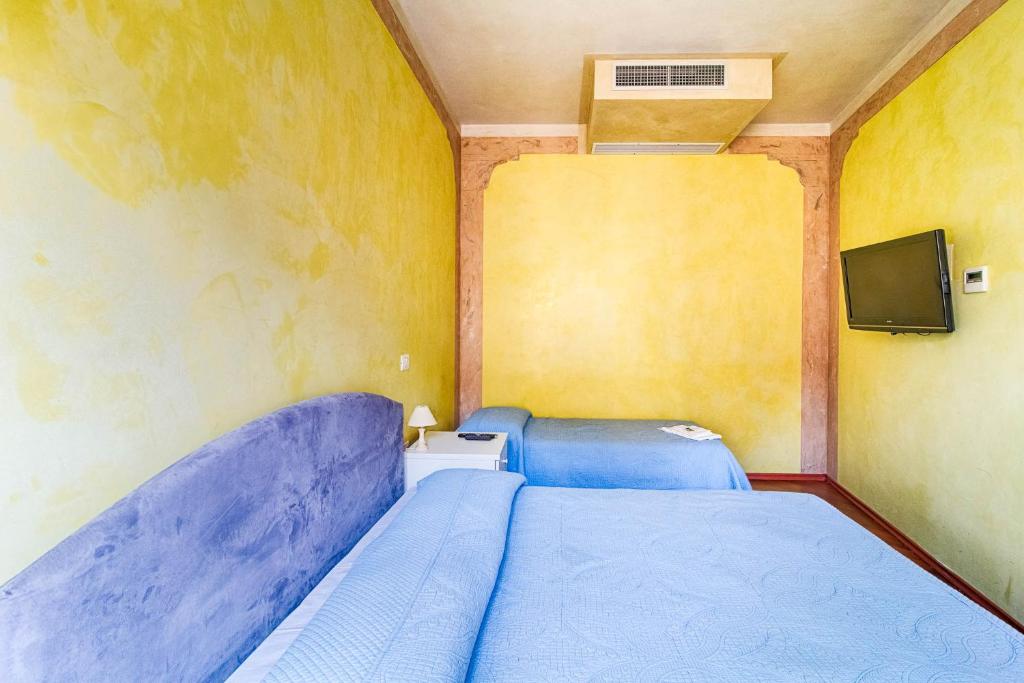 Postel nebo postele na pokoji v ubytování Lloyd Residence Triestino