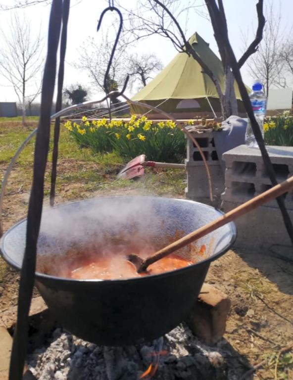 Gril dostupný pro hosty v luxury tent