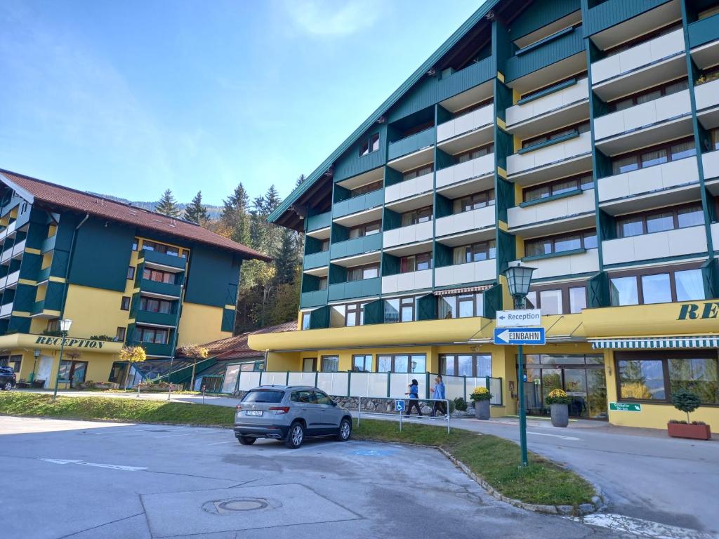 斯拉德明的住宿－Panoramis apartment in Schladming，停在大楼前的汽车