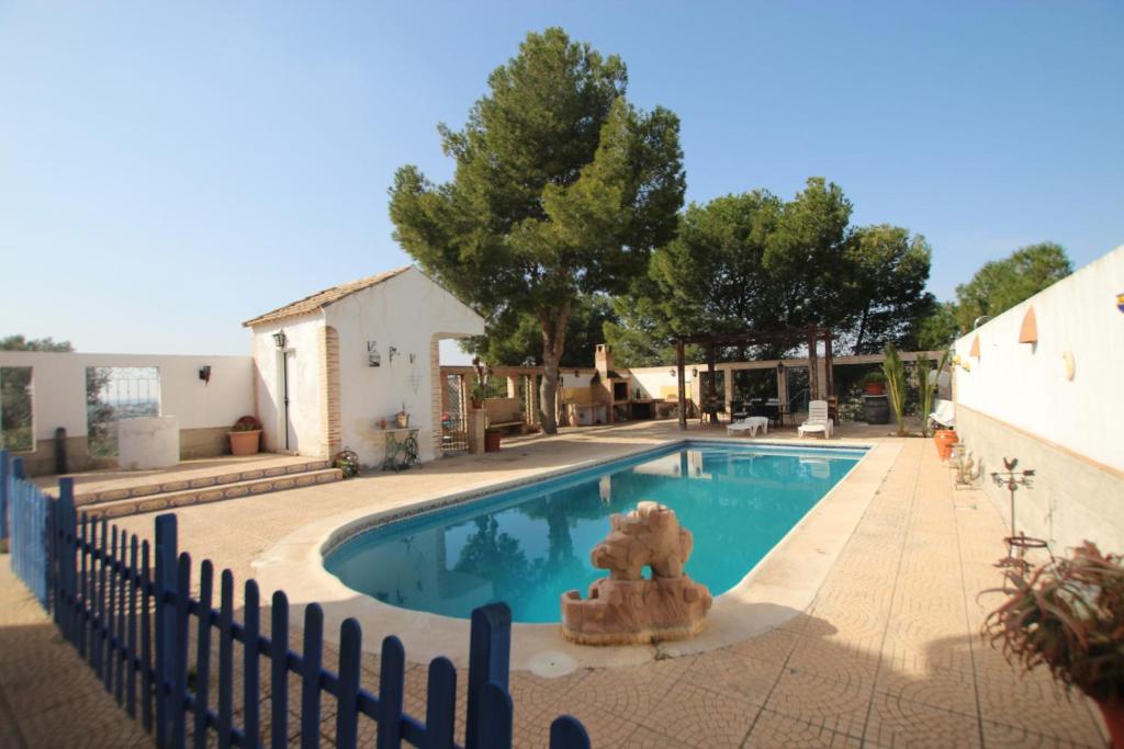 una piscina con recinzione accanto a una casa di Casa La Noria by Rental Olé a Murcia