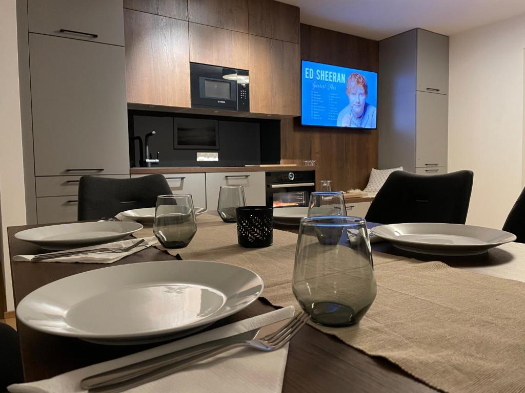 Kuchyňa alebo kuchynka v ubytovaní Luxury - Apartment mit Balkon in Seenähe