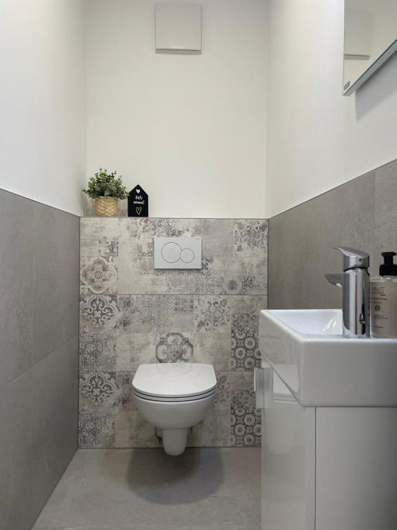 Kúpeľňa v ubytovaní Luxury - Apartment mit Balkon in Seenähe