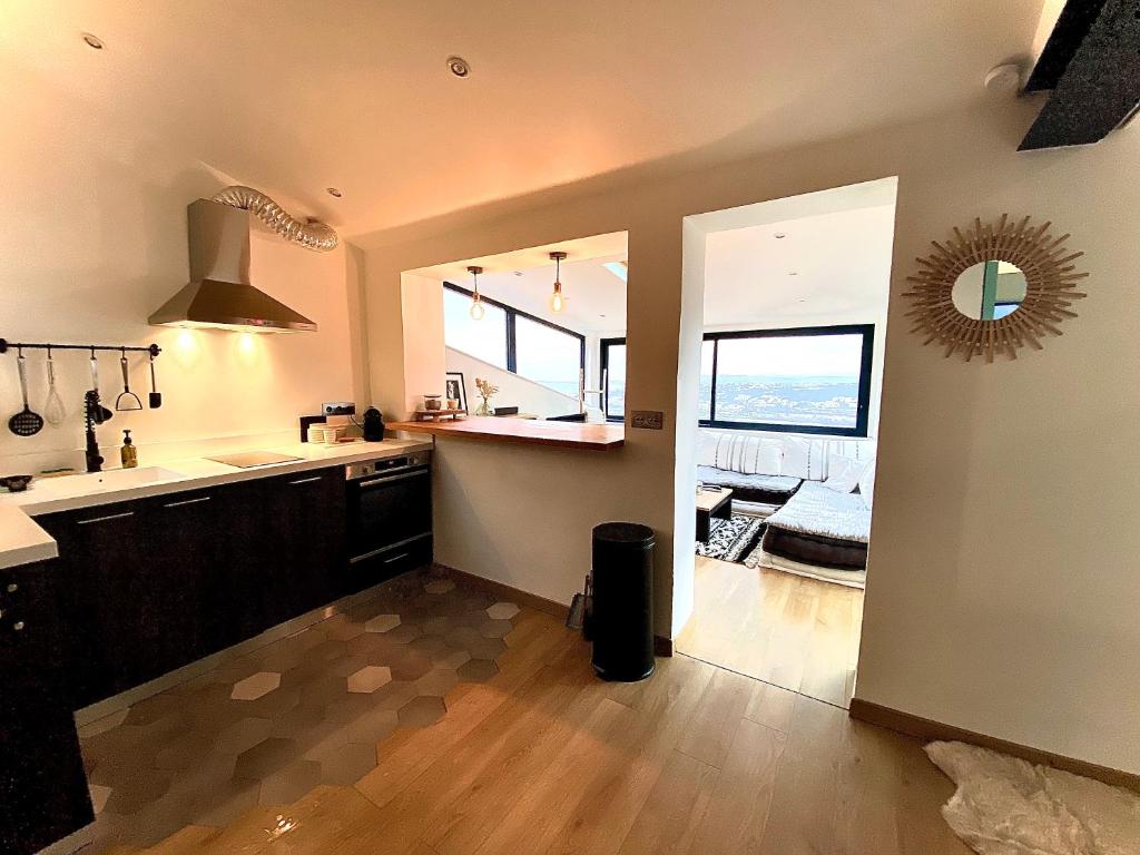 eine Küche mit Spüle und Arbeitsplatte in der Unterkunft Appartement d’exception vue panoramique in Nizza