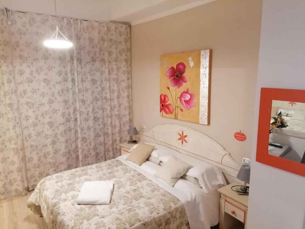 Una cama o camas en una habitación de Cicerone Guest House