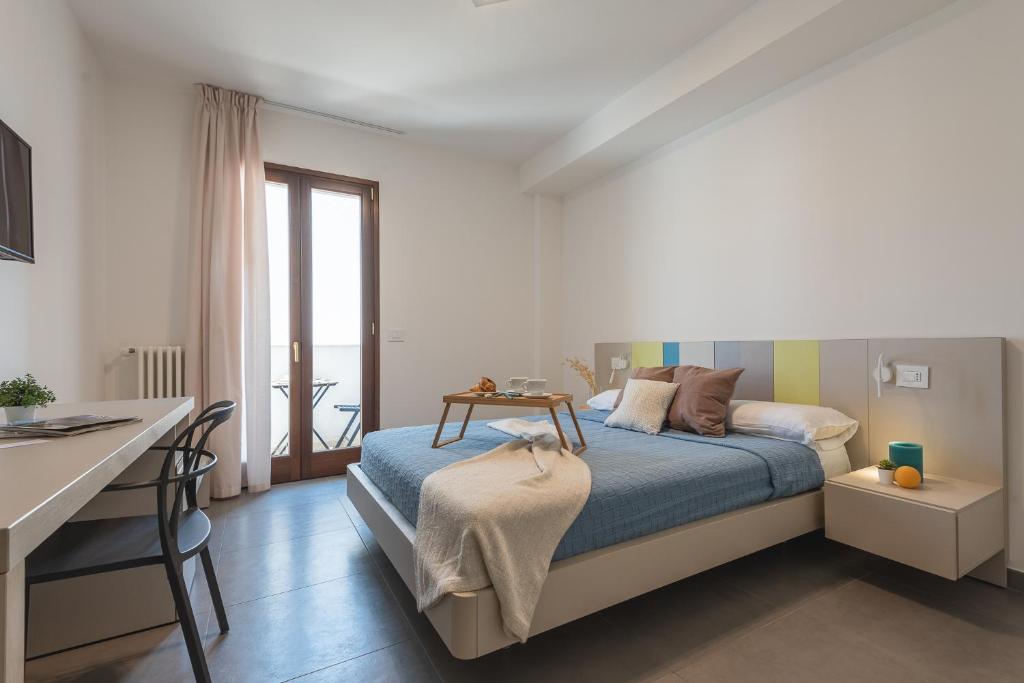 sypialnia z łóżkiem i biurkiem w obiekcie Casole Living B&B w mieście Copertino