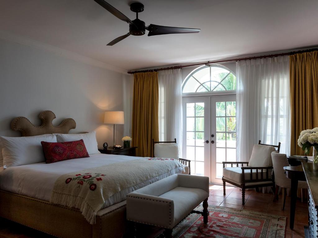 A bed or beds in a room at Casa Faena Miami Beach