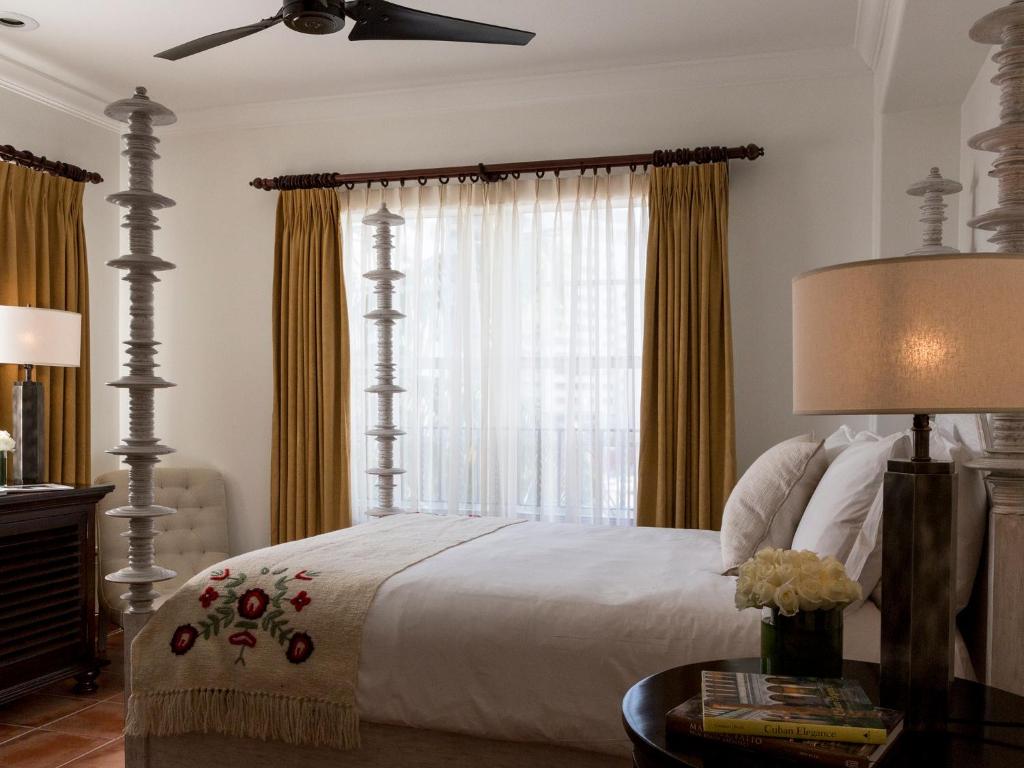 Postel nebo postele na pokoji v ubytování Casa Faena Miami Beach