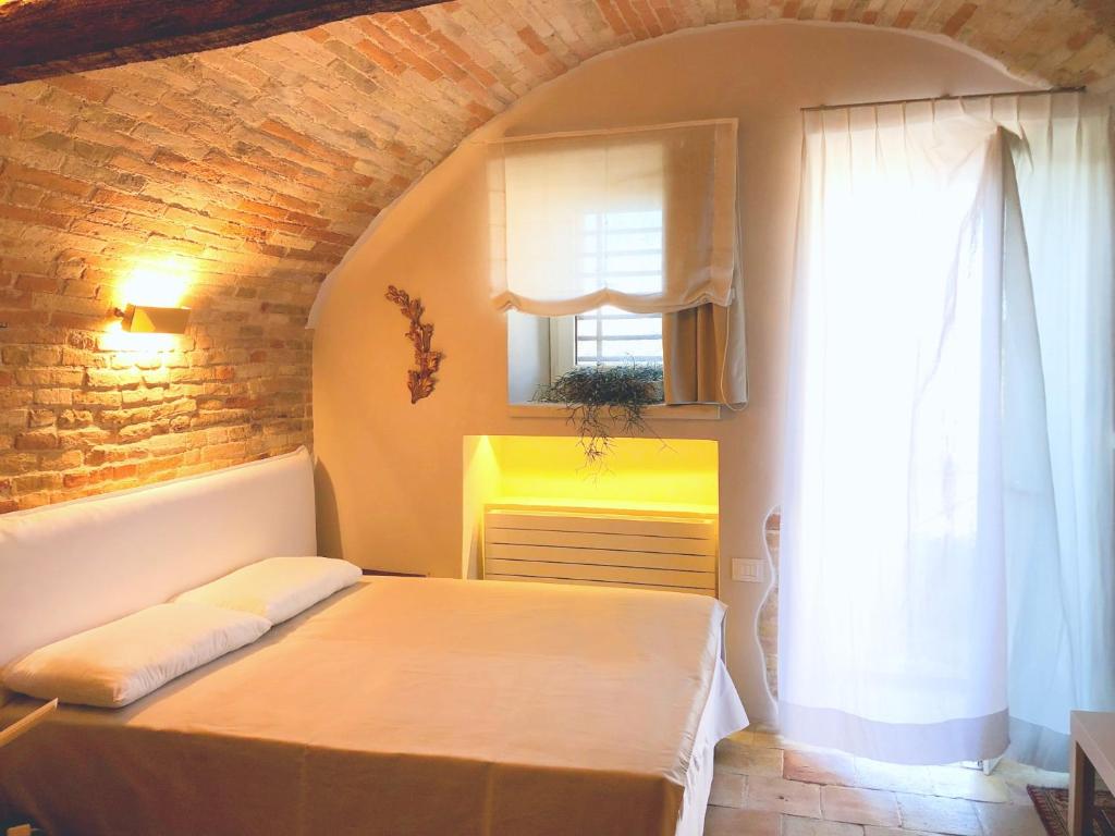 Łóżko lub łóżka w pokoju w obiekcie MarcheAmore - Torre da Bora, Luxury Medieval Tower