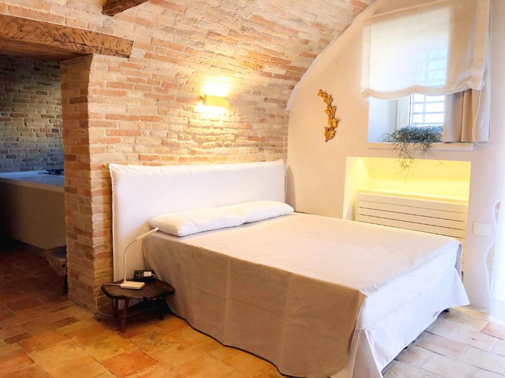Łóżko lub łóżka w pokoju w obiekcie MarcheAmore - Torre da Bora, Luxury Medieval Tower
