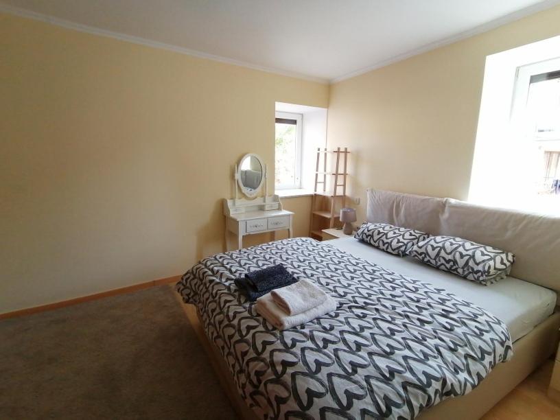 ein Schlafzimmer mit einem Bett mit Kissen und einem TV in der Unterkunft COZY CORNER in Koper