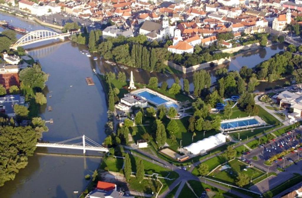 Bazén v ubytování Dunalux Apartman nebo v jeho okolí