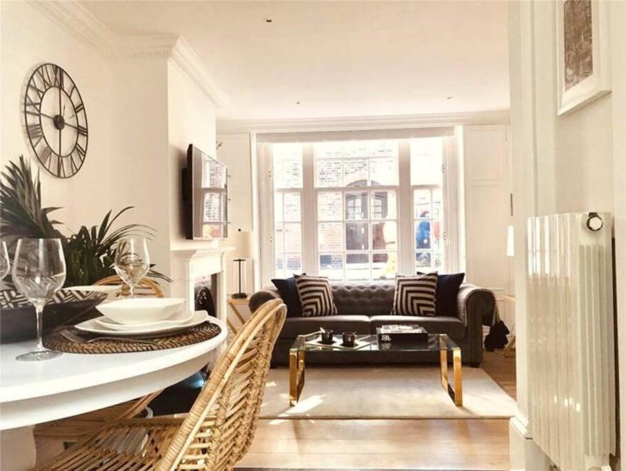 Stylish 3 bedroom town house - Three-Bedroom House