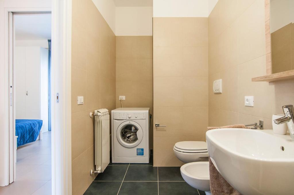 A bathroom at La Terrazza su Fondi